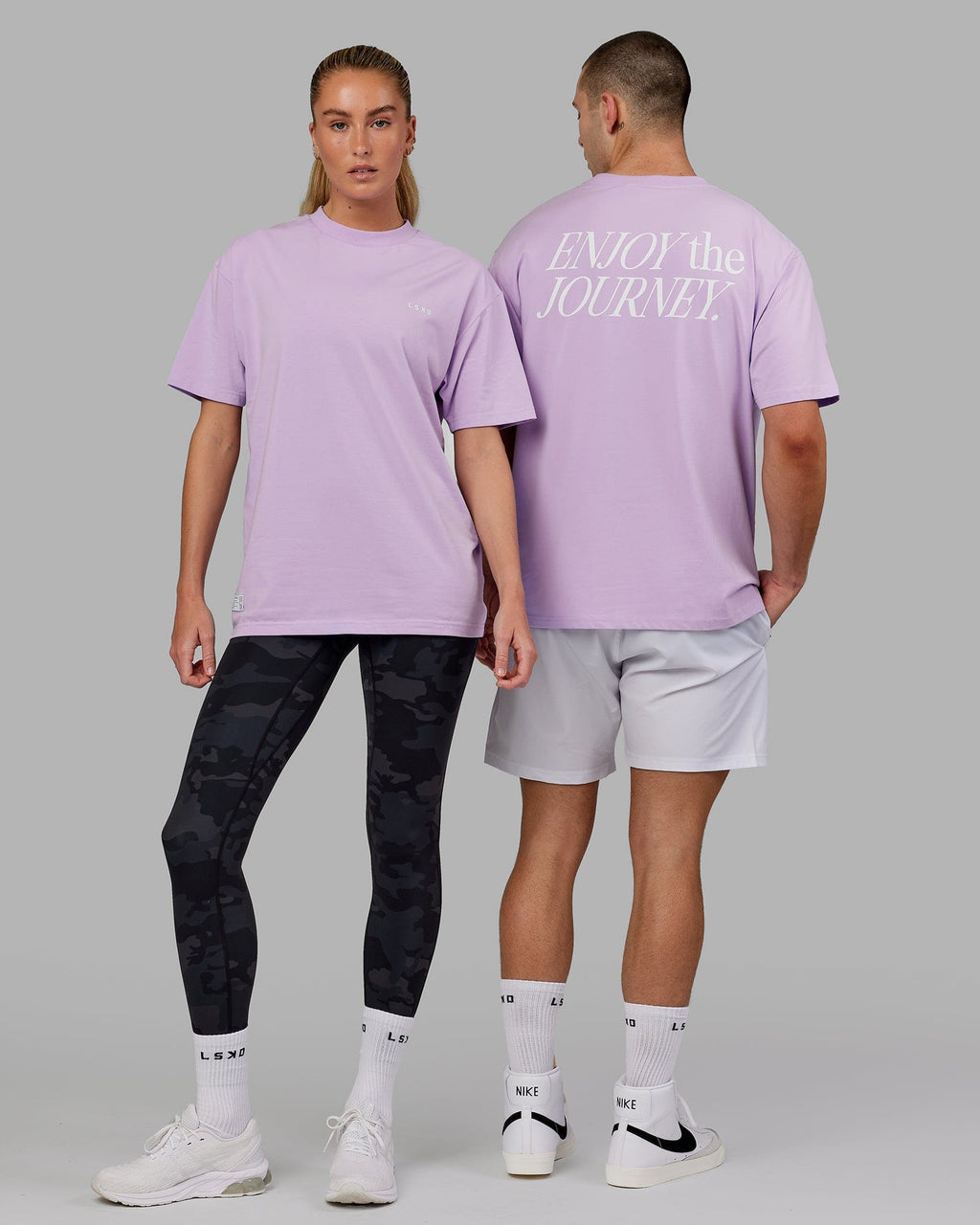 Model wearing Unisex VS1 FLXCotton Tee Oversize - Pale Lilac