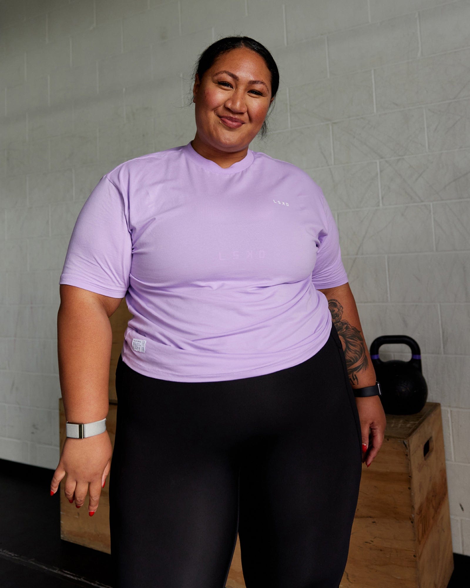 Model wearing Unisex VS1 FLXCotton Tee Oversize - Pale Lilac