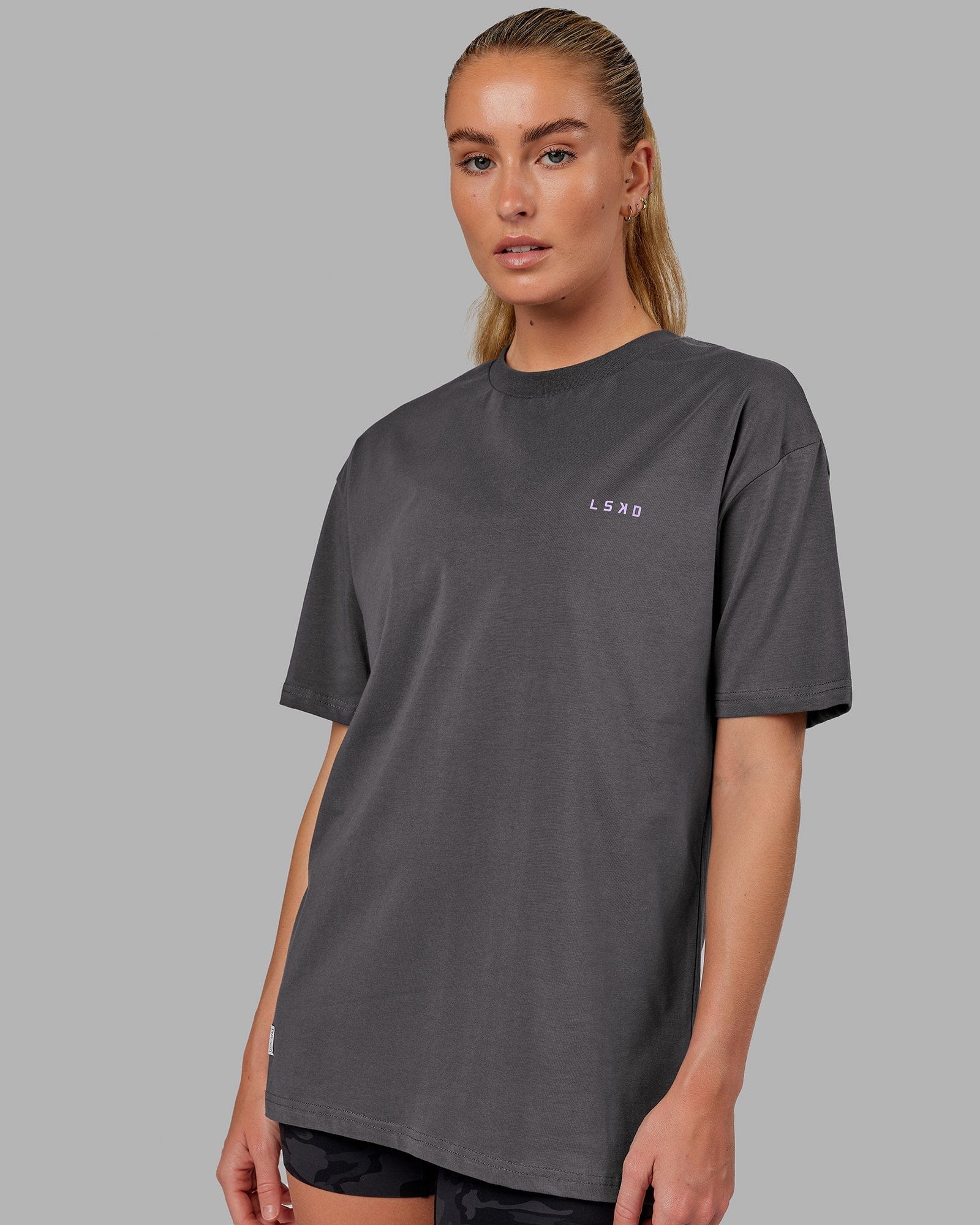 Model wearing Unisex VS3 FLXCotton Tee Oversize - Asphalt-Purple