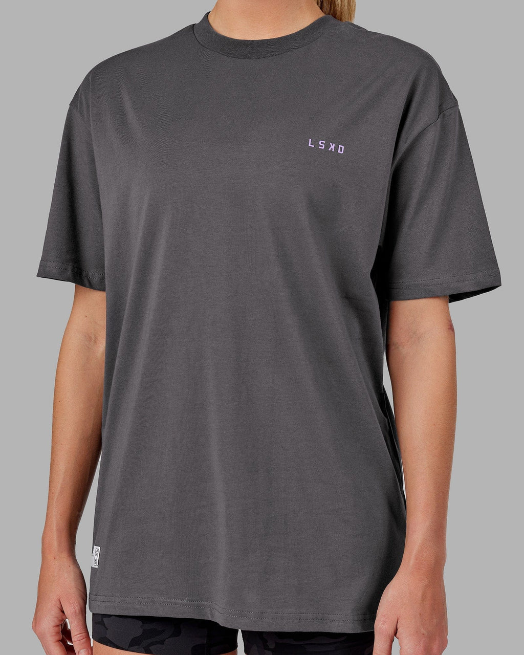 Model wearing Unisex VS3 FLXCotton Tee Oversize - Asphalt-Purple