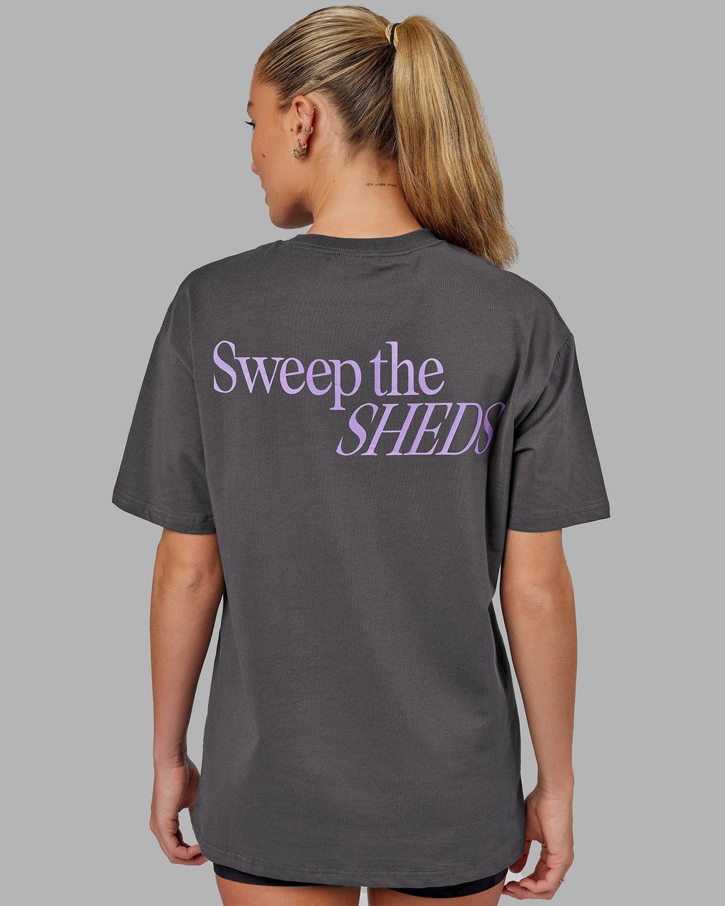 Model wearing Unisex VS3 FLXCotton Tee Oversize - Asphalt-Purple