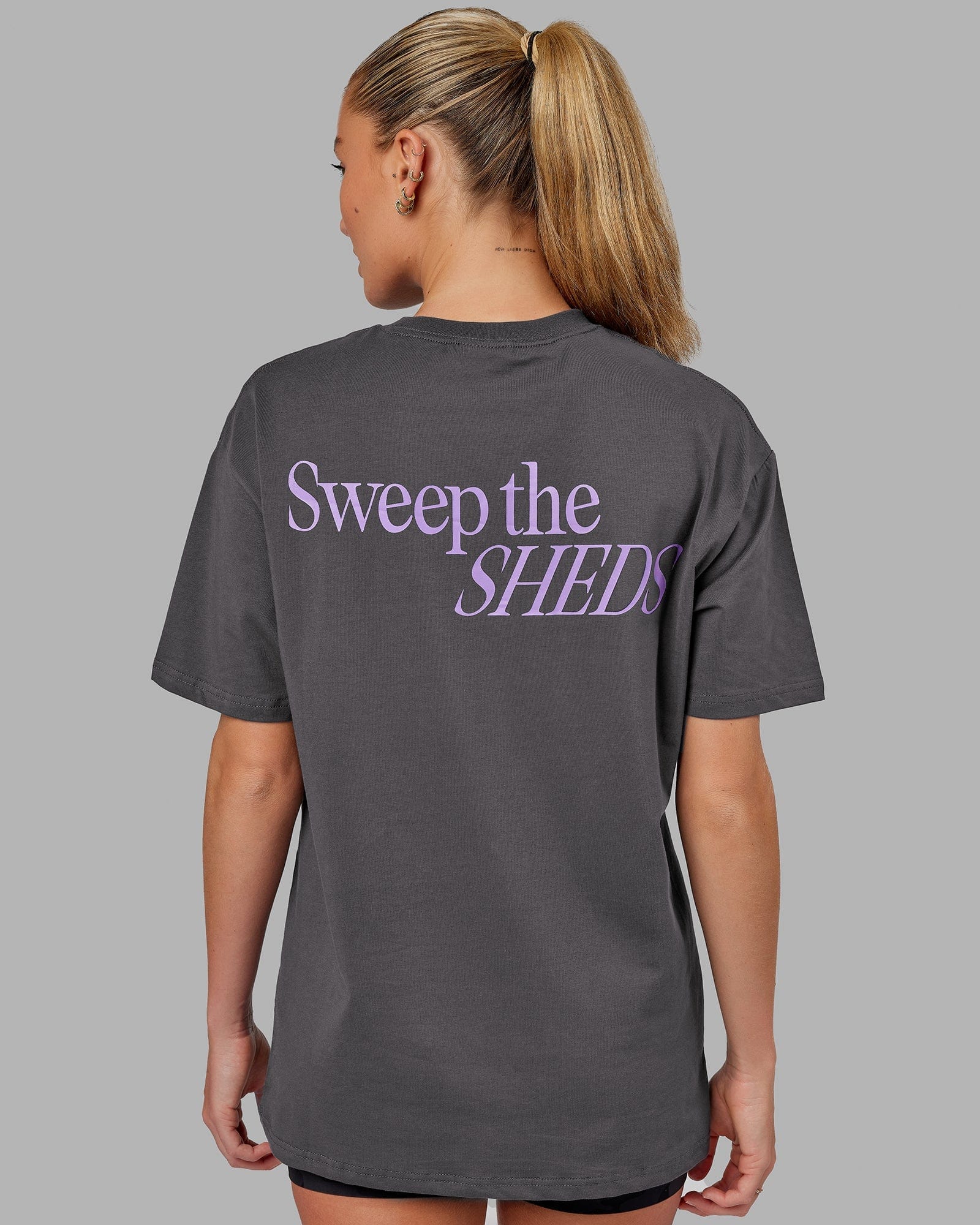 Model wearing Unisex VS3 FLXCotton Tee Oversize - Asphalt-Purple