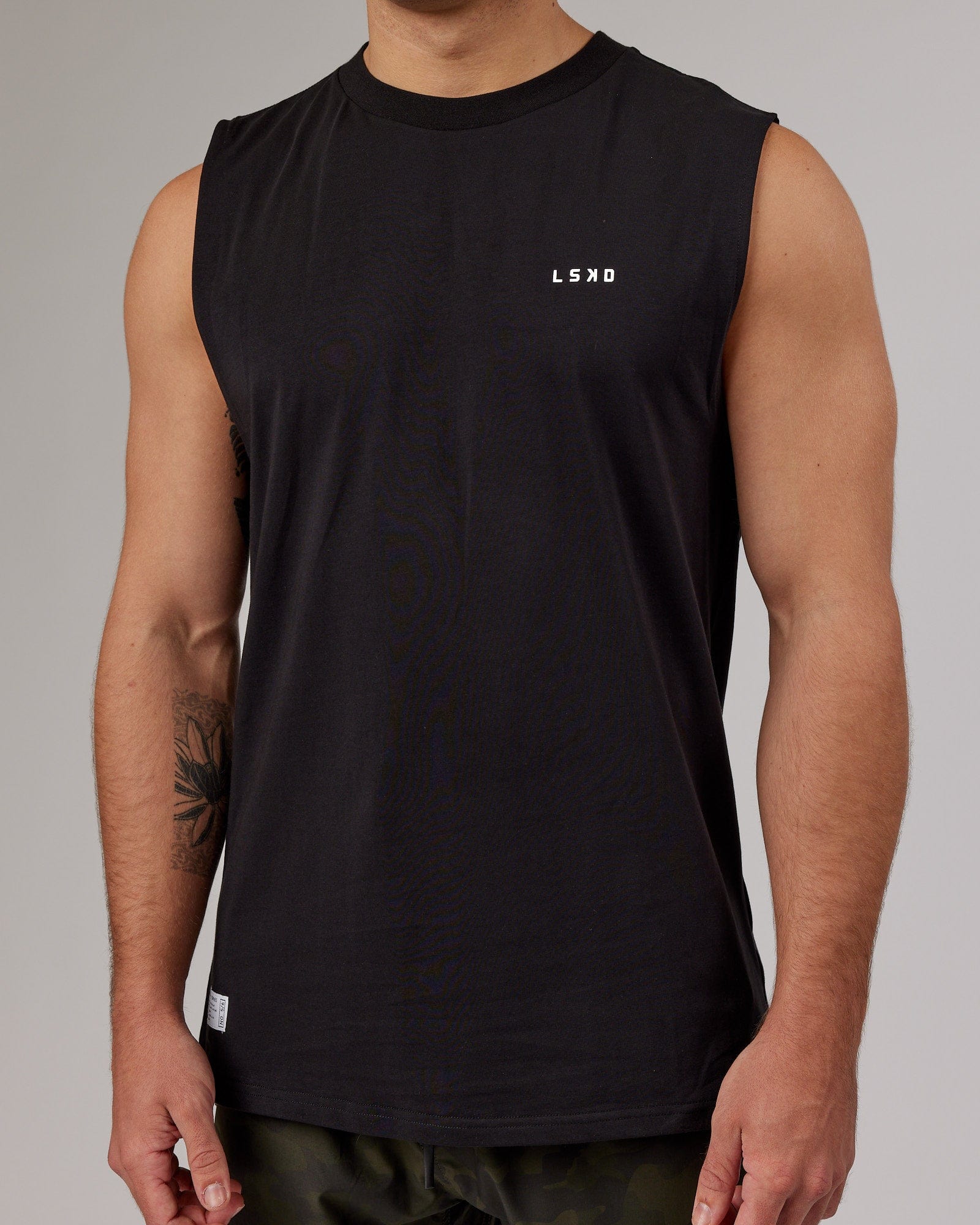 Model wearing VS5 FLXCotton Tank Oversize - Black