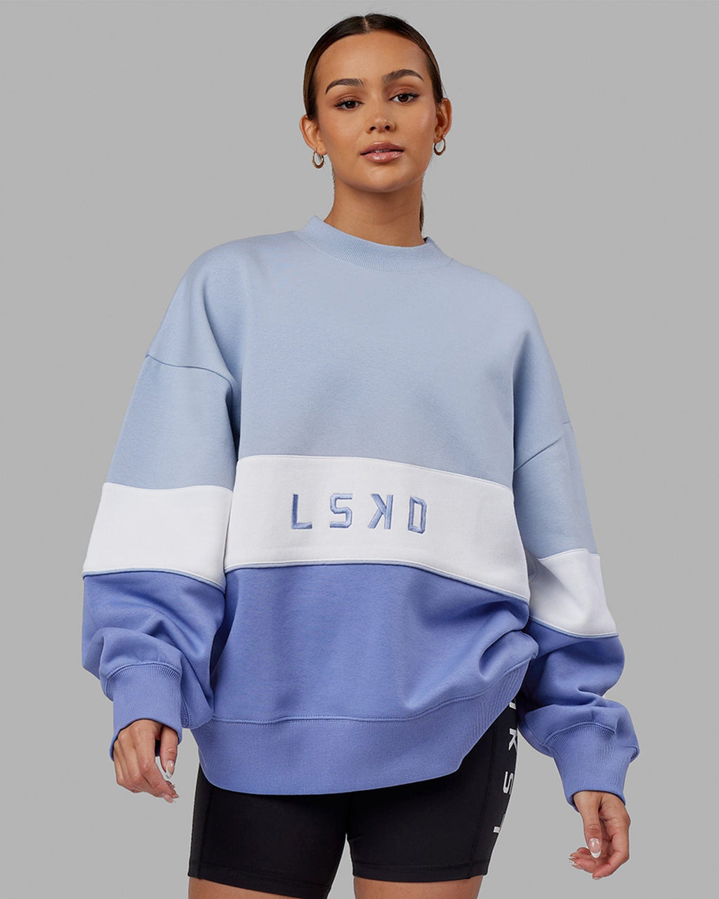 Model wearing Extra Time Sweater Oversize - Cornflower Blue-White