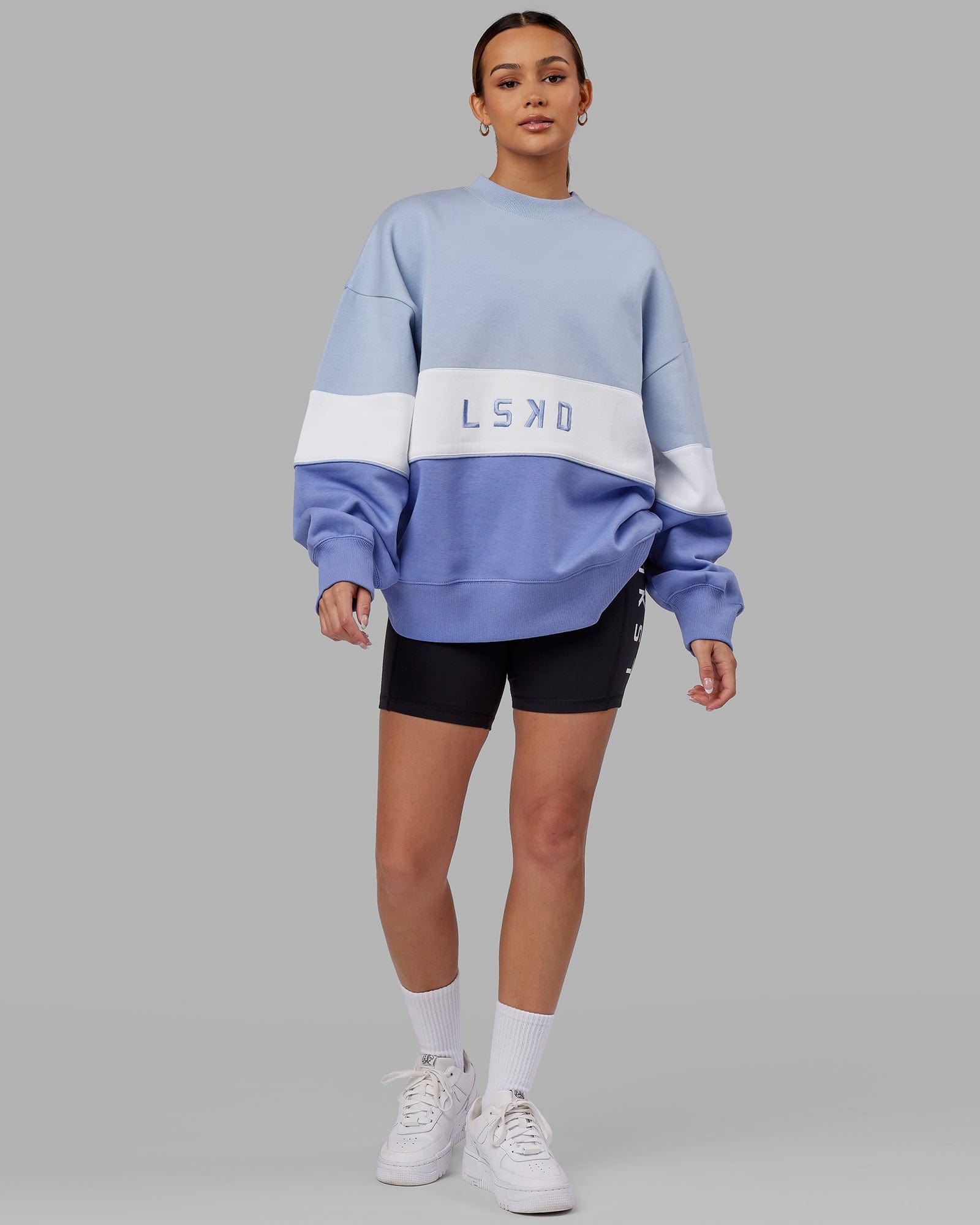 Model wearing Extra Time Sweater Oversize - Cornflower Blue-White