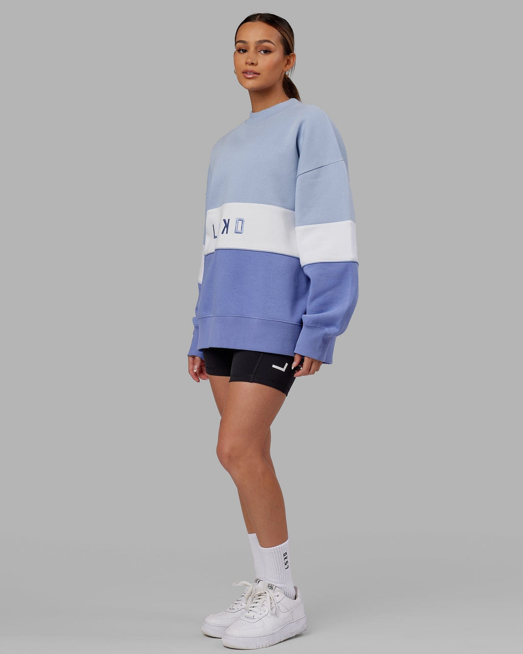 Model wearing Extra Time Sweater Oversize - Cornflower Blue-White