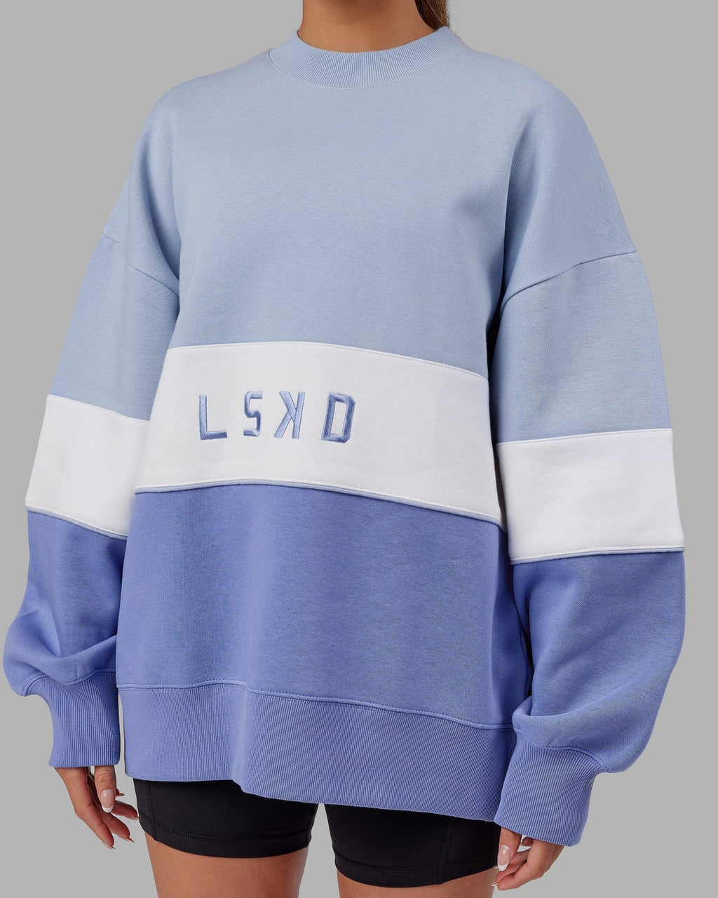 Model wearing Extra Time Sweater Oversize - Cornflower Blue-White
