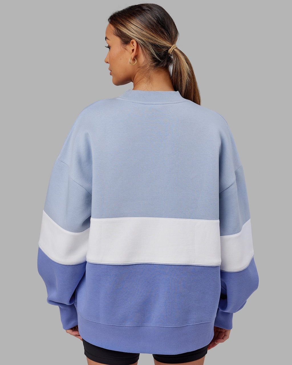 Model wearing Extra Time Sweater Oversize - Cornflower Blue-White