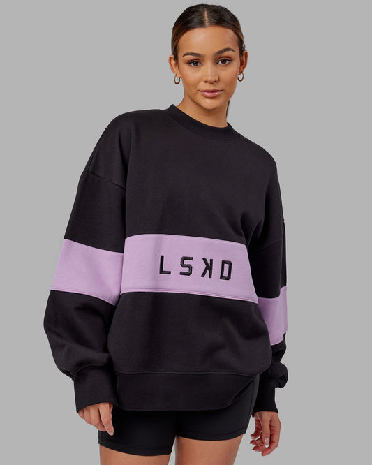 Model wearing Extra Time Sweater Oversize - Black-Pale Lilac