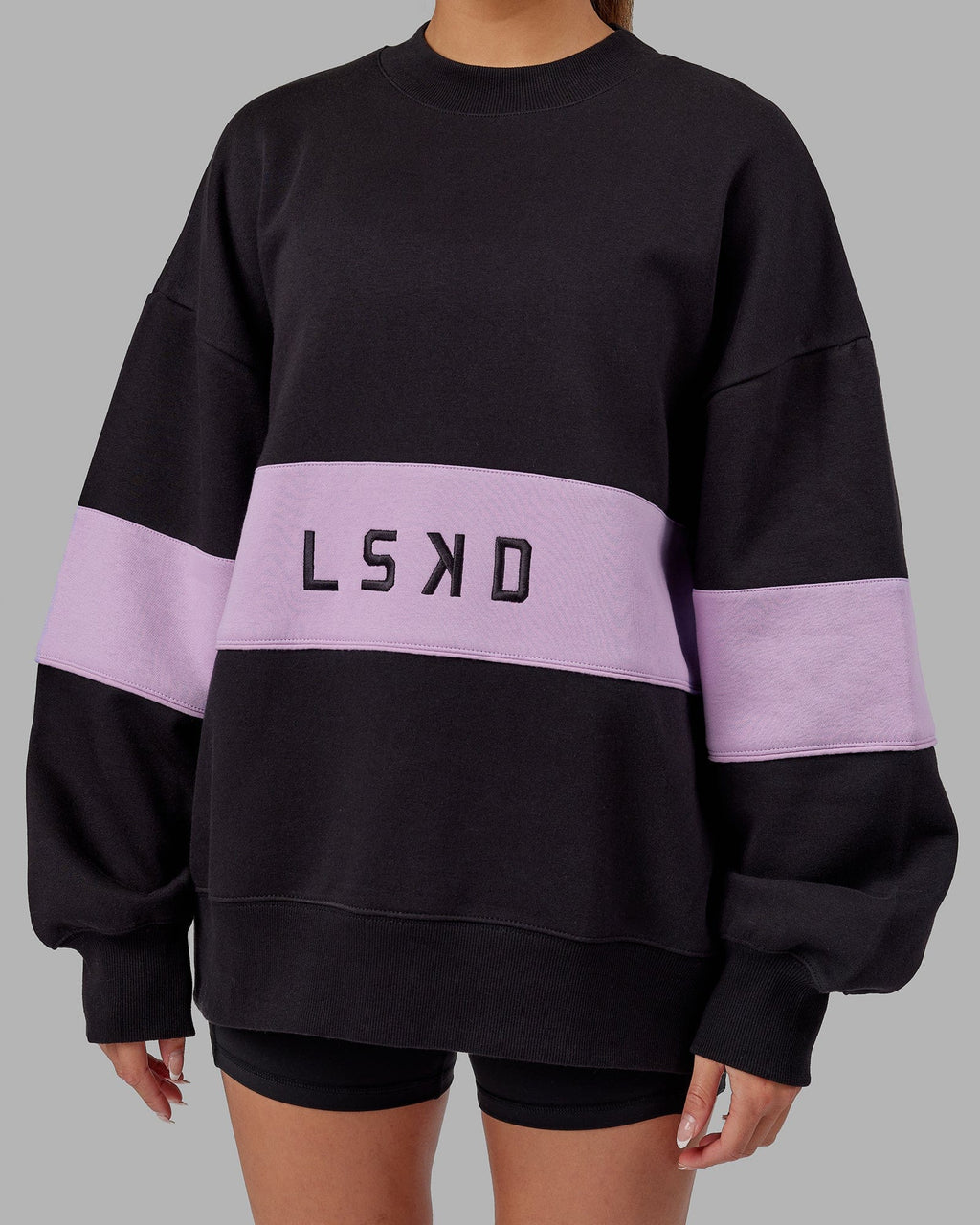 Model wearing Extra Time Sweater Oversize - Black-Pale Lilac