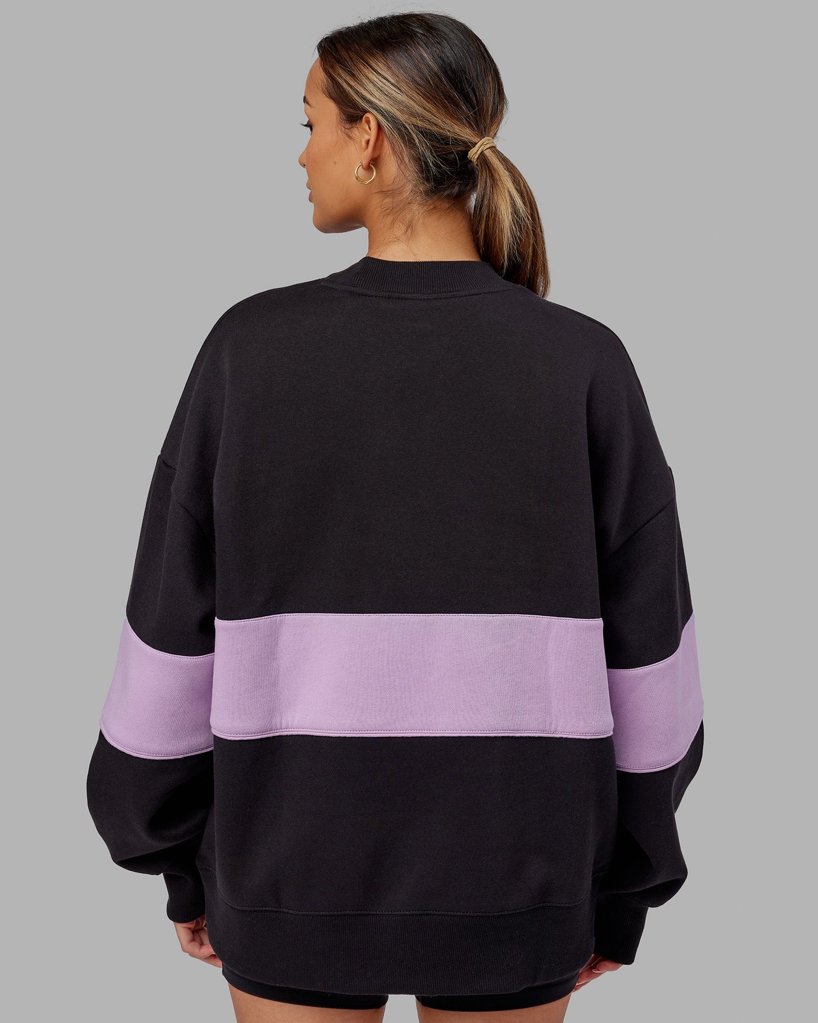 Model wearing Extra Time Sweater Oversize - Black-Pale Lilac
